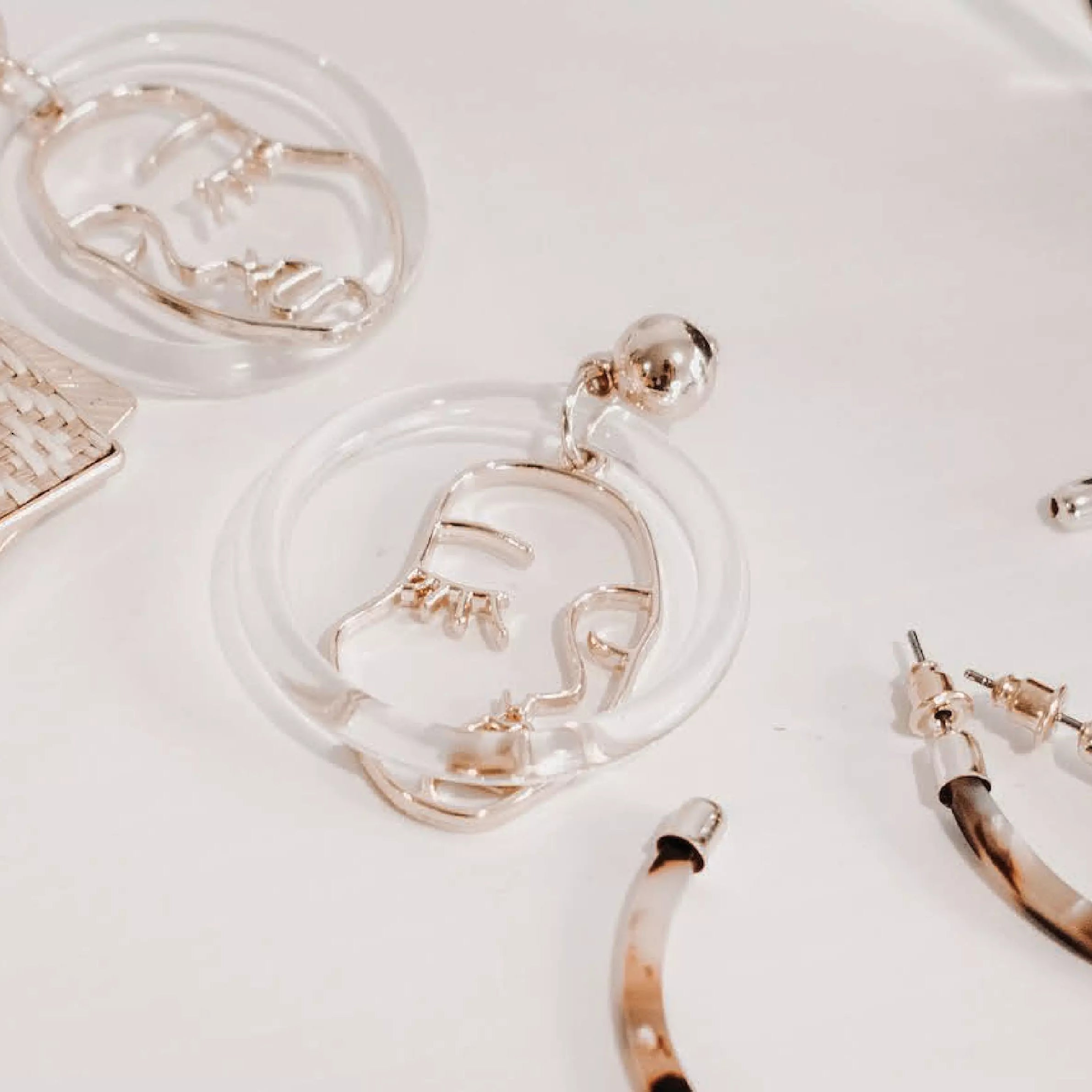 10 White Bridal Bikini Accessories for Great Wedding Photos