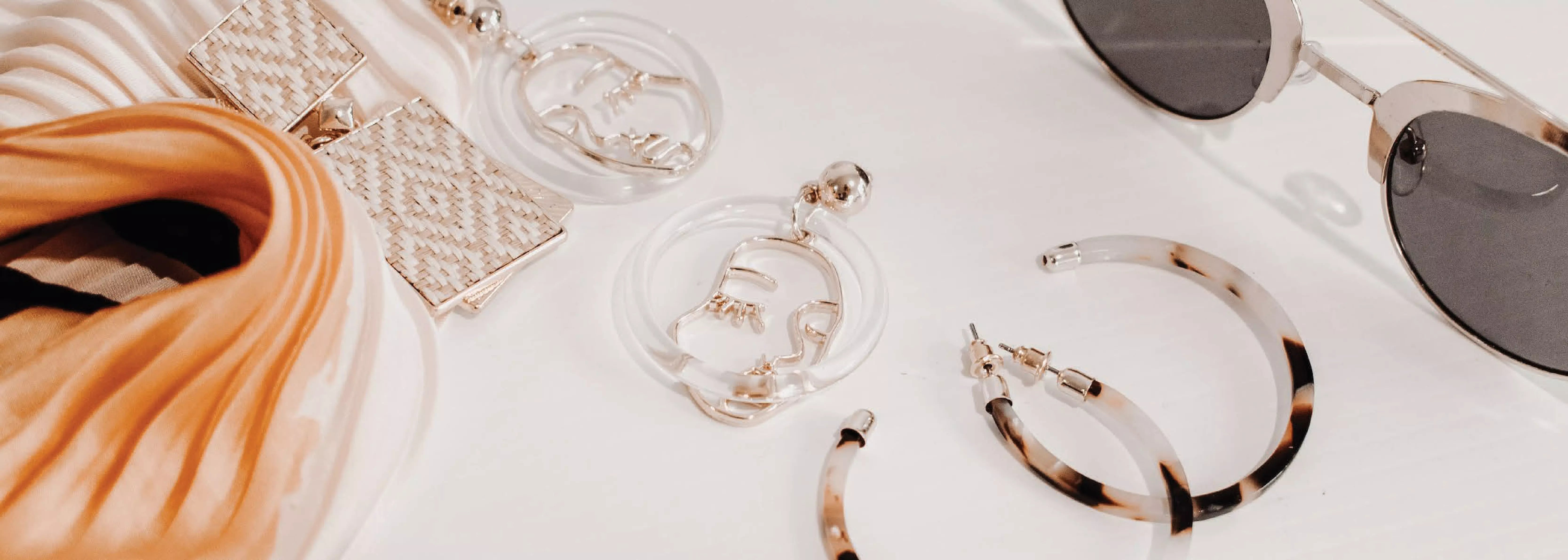10 White Bridal Bikini Accessories for Great Wedding Photos